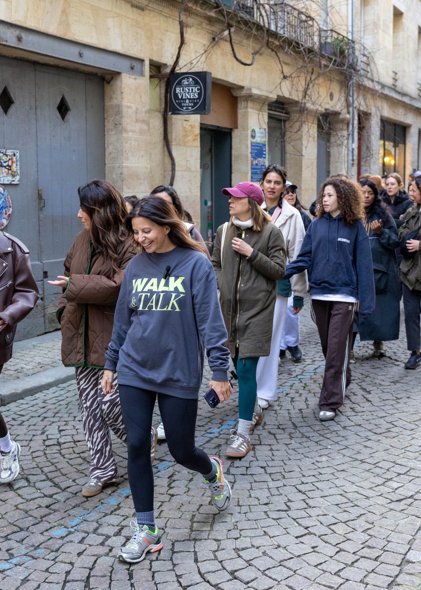 Groupe de femmes Walk & Talk dans la rue